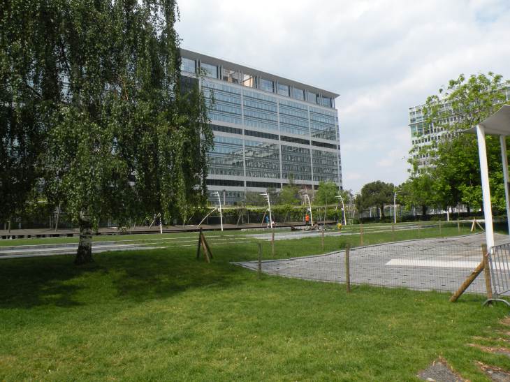  immeuble moderne sur verdure